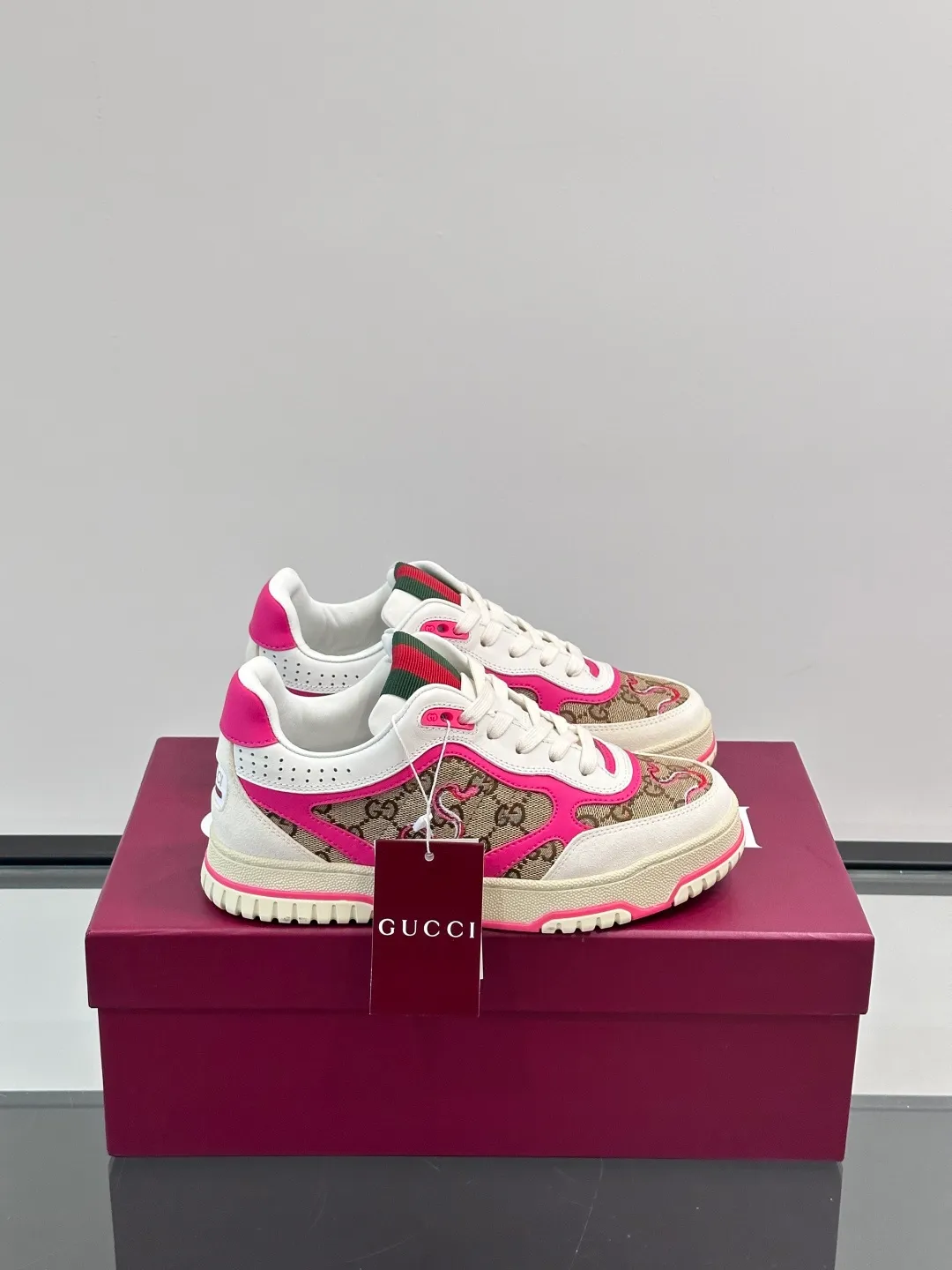 Men's Shoes 💰500 [New Style] 🦨🦨Gucci 𝐆𝐮𝐜𝐜𝐢 𝐑𝐞-𝐖𝐞𝐛 As a sneaker created by Sabato De Sarno for Gucci, the Re-Web series reinterprets the brand's classic stripes, with bold and unique details to set off a modern silhouette design. These shoes are crafted from white leather. This new sneaker is ingeniously decorated with many of the brand's classic details, and is equipped with a bright red and green webbing tongue, which will make people fall in love at first sight. White leather has been specially treated to be soft and shiny, with an embossed grained texture. Script Gucci logo and Interlocking G web label with Interlocking G and script Gucci logo. Rubber outsole with Interlocking G detail eyelets. Web tongue. Size: Female 35-40 (Female 41, 42 customized). Male 38-44 (45, 46 customized)